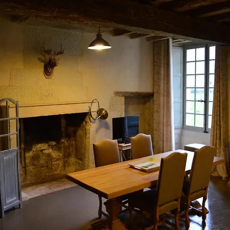 בית נופש Gites Du Chateau De Sur Guesnes *