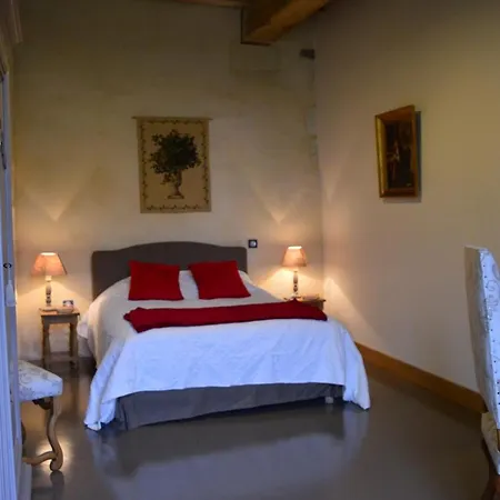 Gites Du Chateau De Sur Guesnes *