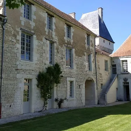 בית נופש Gites Du Chateau De Sur Guesnes *