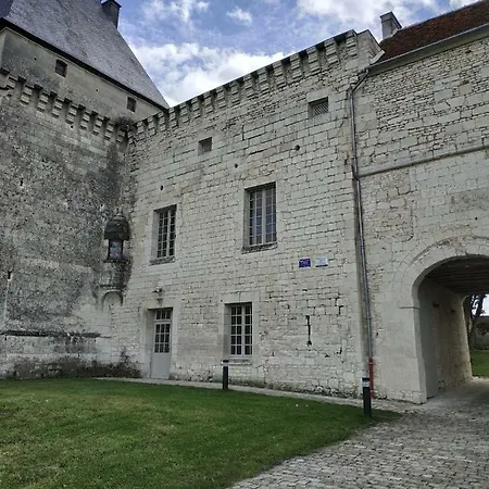 Gites Du Chateau De Sur Guesnes 度假居