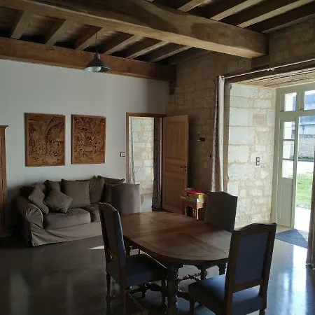 בית נופש Gites Du Chateau De Sur Guesnes Monts-sur-Guesnes