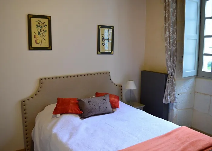 Gites Du Chateau De Sur Guesnes Semesterbostad