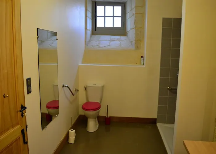 Gites Du Chateau De Sur Guesnes Semesterbostad