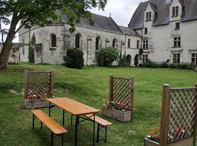 Gites Du Chateau De Sur Guesnes * Monts-sur-Guesnes