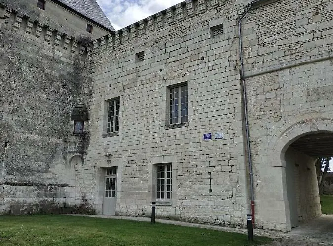 Gites Du Chateau De Sur Guesnes Semesterbostad