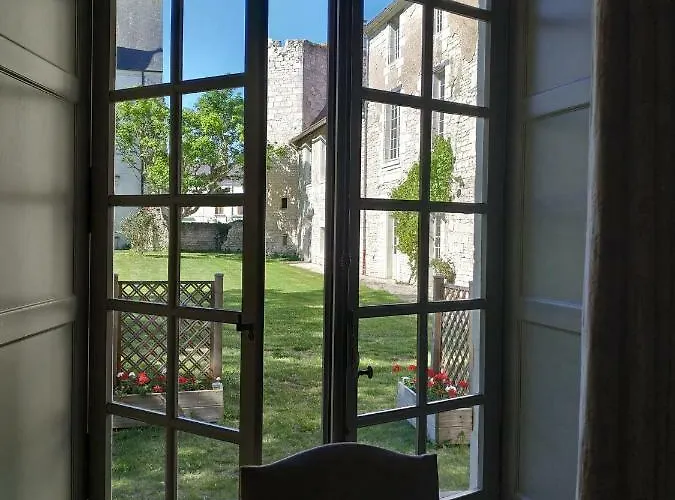 Gites Du Chateau De Sur Guesnes Semesterbostad